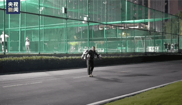 浙大校园有人原地起飞!现实版“钢铁侠”诞生了(图1)