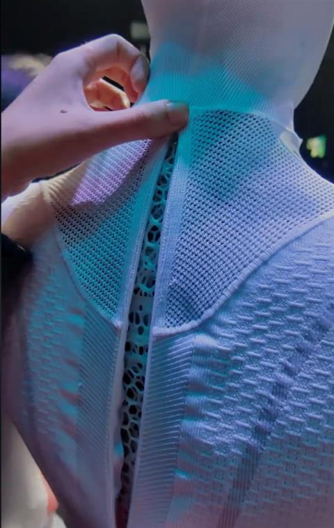 何小鹏一镜到底“脱衣”机器人回应质疑 小鹏股票直线拉升翻红(图2)