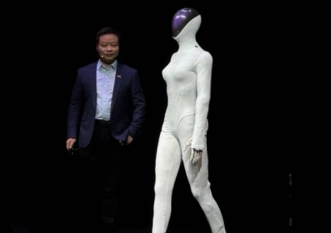 小鹏小姐姐机器人脱了衣服是这模样 走路太像人了(图2)