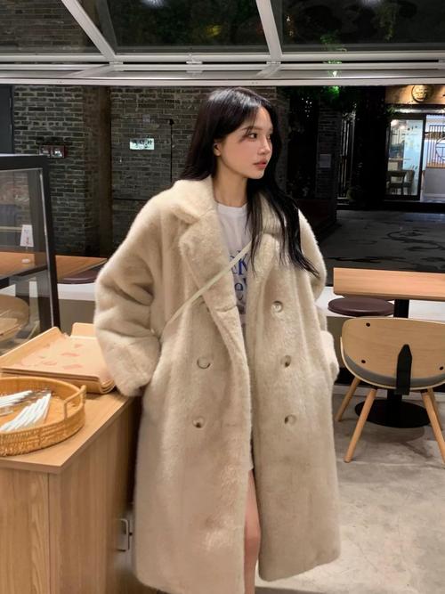 七分袖白色兔毛皮草怎么搭配?七分袖的貂毛里面穿什么