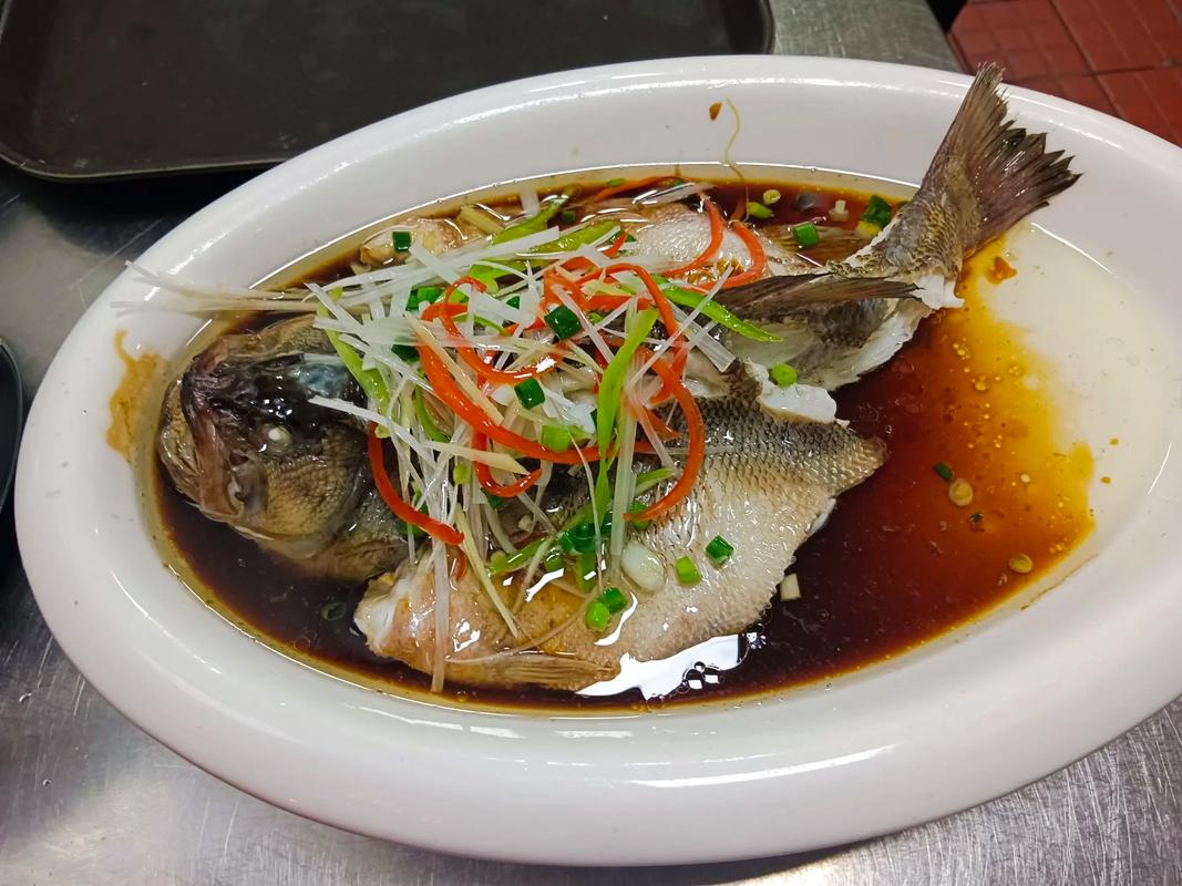 清蒸鲈鱼用什么酱油好吃？清蒸鲈鱼用什么酱汁