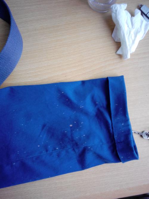 蓝色衣服掉色应该怎么处理?蓝色衣服掉色怎么补救