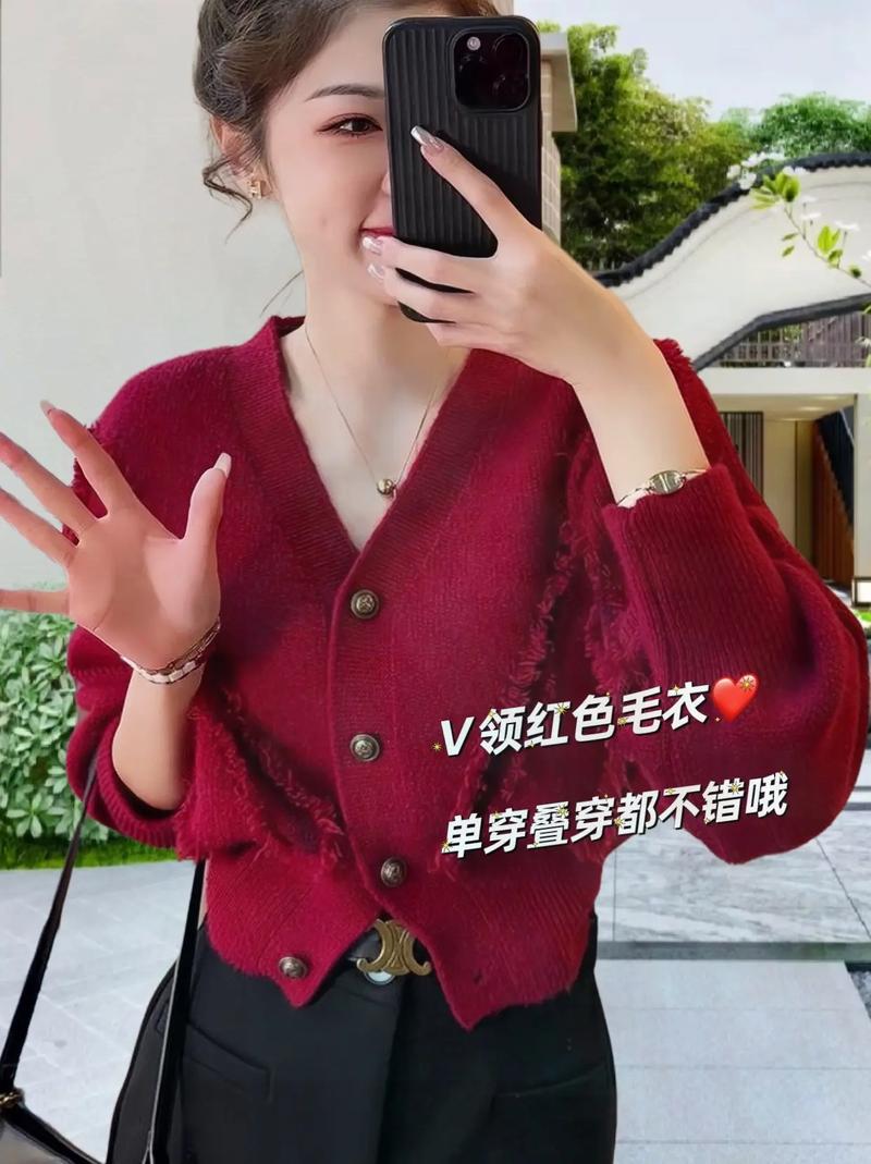 酒红色毛衣搭配什么颜色的外套好看?酒红色毛衣搭配什么颜色的裙子