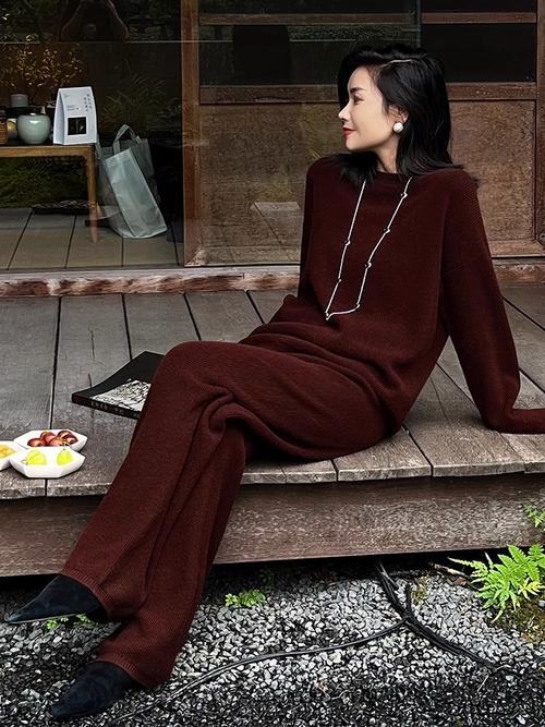 酒红色毛衣搭配什么颜色的外套好看?酒红色毛衣搭配什么颜色的裙子