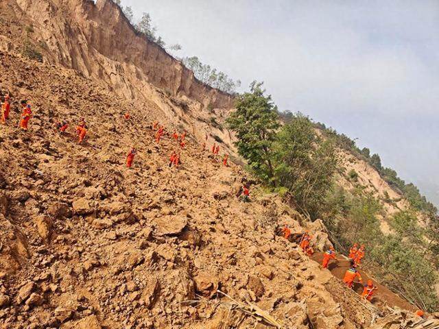 农妇遇山体垮塌失联搜救停止 家属举办告别仪式