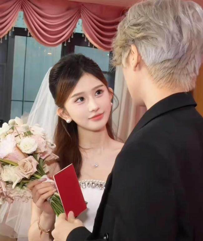 网红鹿哈领证结婚,曾自曝7个月赚3500万,鹿晗被波及 撞脸顶流引发热议