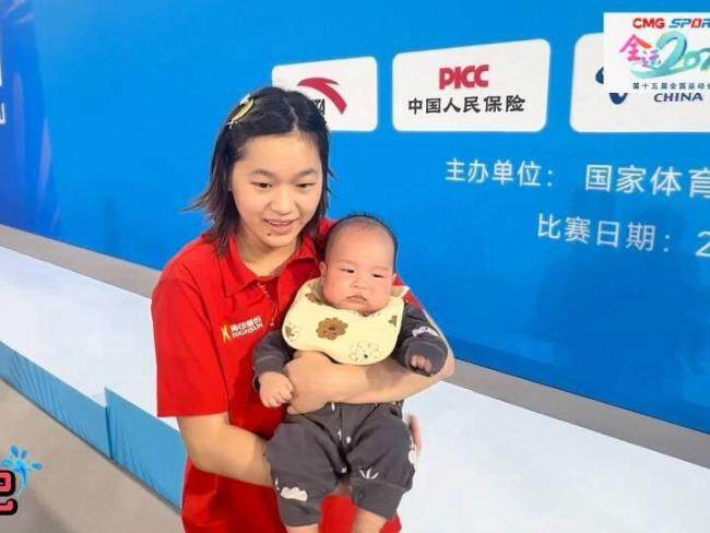 全红婵帮师兄带娃 暖心一幕引关注