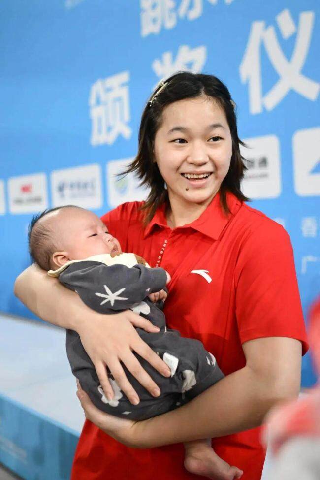 全红婵帮师兄带娃 暖心一幕引关注