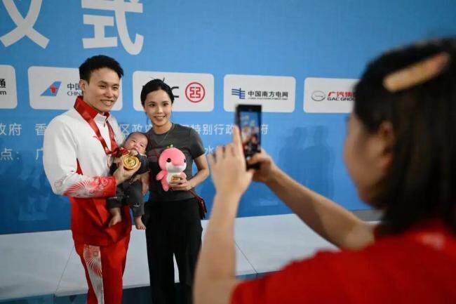 全红婵帮师兄带娃 暖心一幕引关注