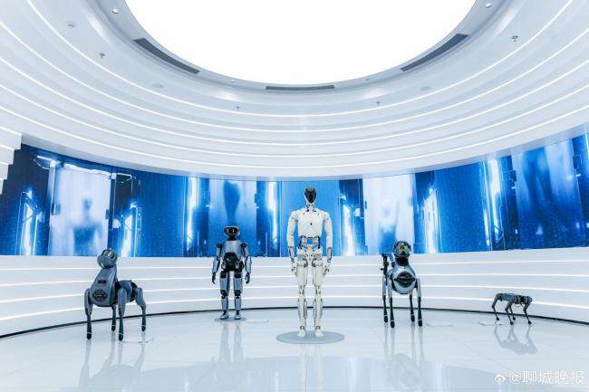 小鹏新一代人形机器人亮相 会走猫步似真人