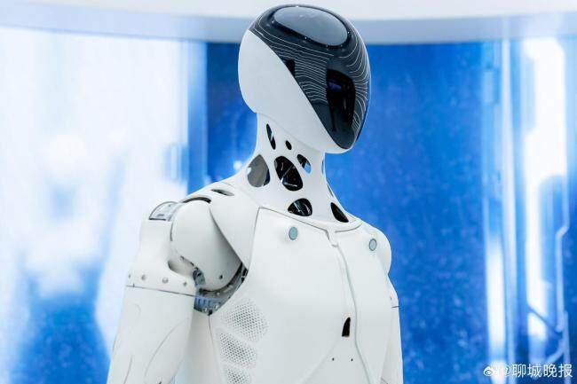 小鹏新一代人形机器人亮相 会走猫步似真人