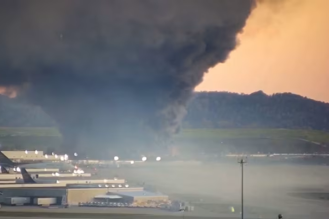 美飞机坠毁细节披露 左翼起火引擎脱落