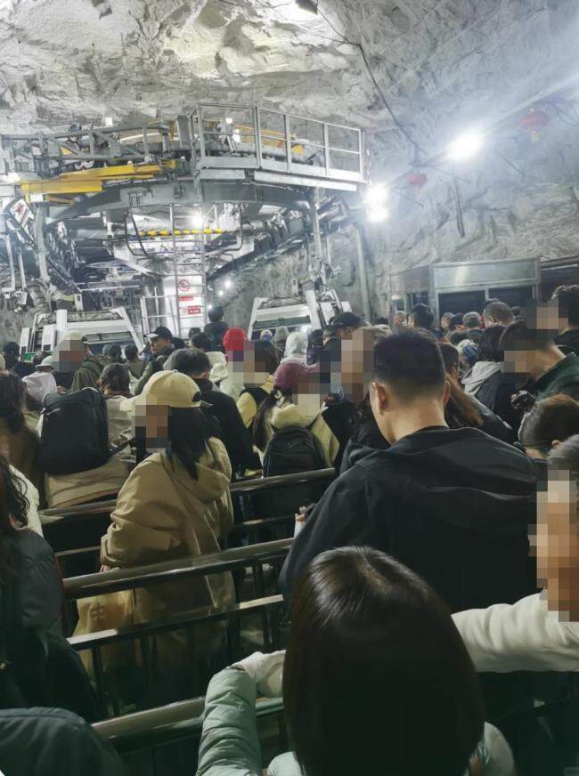 华山索道临时停运致数百游客滞留 大风天气引发短暂停运