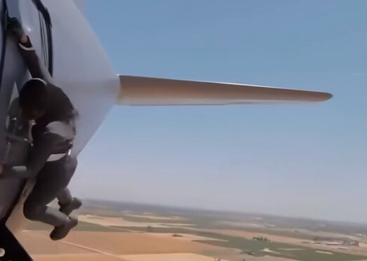 美国女博主600米高空徒手扒飞机 向阿汤哥致敬