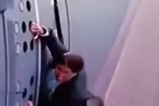 美国女博主600米高空徒手扒飞机 向阿汤哥致敬