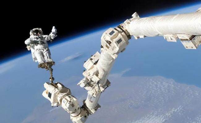 专家解读神二十疑遭碎片撞击 太空垃圾威胁凸显