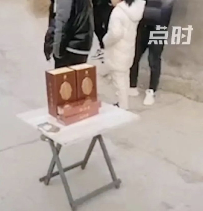 婚车被拦截索要50条烟 新人打车离去 闹喜变闹事!