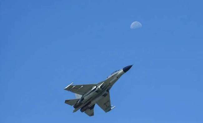 战机编队昼夜鏖战 硬核训练照片曝光 锤炼空战硬功