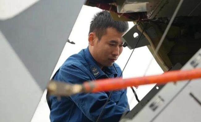 战机编队昼夜鏖战 硬核训练照片曝光 锤炼空战硬功