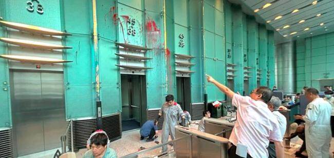 49岁男子求见李嘉诚被拒,大闹长江集团中心:泼洒油漆并袭击保安被逮捕 滋扰事件再升级