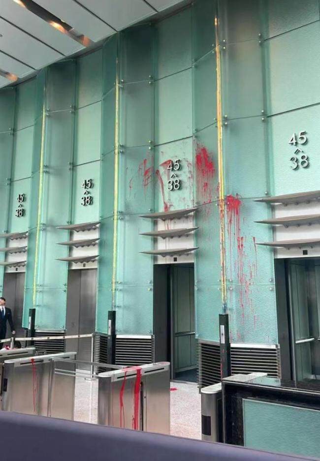 49岁男子求见李嘉诚被拒,大闹长江集团中心:泼洒油漆并袭击保安被逮捕 滋扰事件再升级