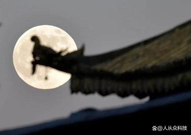 超级月亮直拍 绝美夜空刷屏社交平台