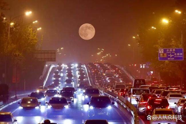 超级月亮直拍 绝美夜空刷屏社交平台
