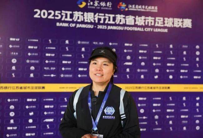 主教练周高萍告别苏超泰州队 黑马奇迹夺冠