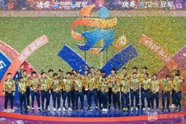 主教练周高萍告别苏超泰州队 黑马奇迹夺冠