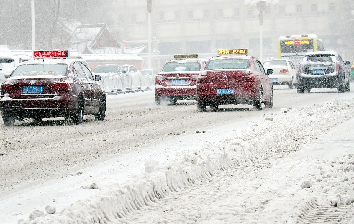 乌鲁木齐暴雪破极值:一场刷新60年纪录的白色较量