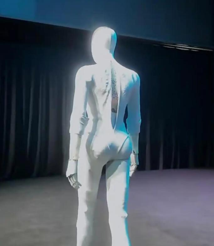 人机边界迷雾:何小鹏回应女性机器人“藏真人”风波背后的技术伦