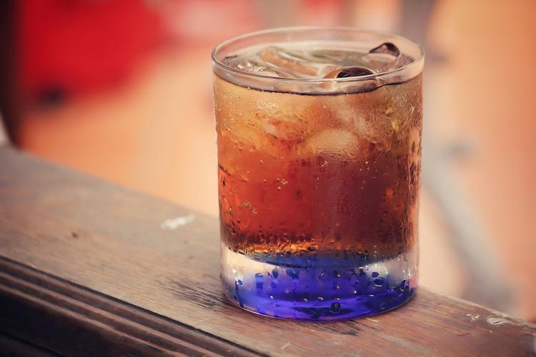 可乐里有没有二氧化碳和水?可乐里面含有二氧化碳