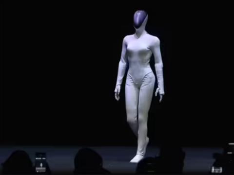 全球首位“AI机器人”代言人!小鹏全新一代Iron代言自家X9超级增程版(图2)