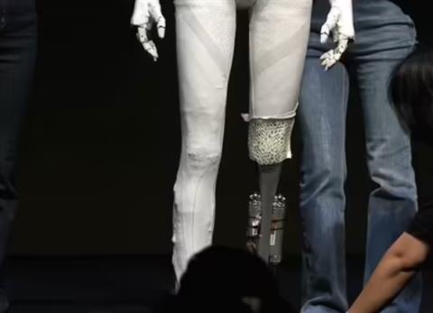 全球首位“AI机器人”代言人!小鹏全新一代Iron代言自家X9超级增程版(图3)