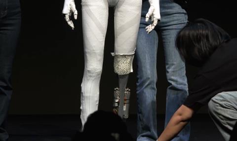 打破质疑！小鹏直播剪开机器人IRON外衣：里面不是真人(图3)