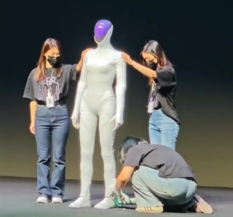 小鹏首款女性机器人现场“脱衣割肉”!历史上第一次机器人证明自己不是人(图2)