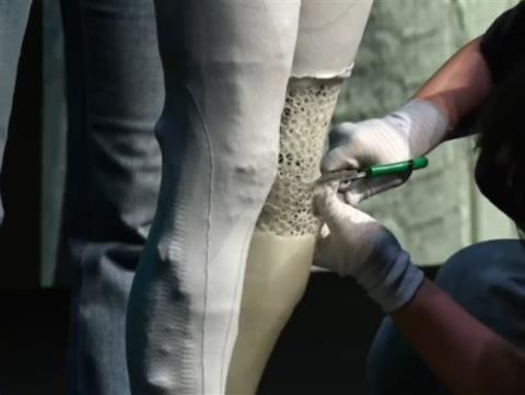 小鹏首款女性机器人现场“脱衣割肉”!历史上第一次机器人证明自己不是人(图3)