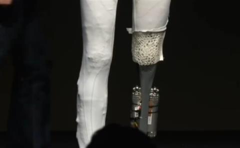 小鹏首款女性机器人现场“脱衣割肉”!历史上第一次机器人证明自己不是人(图4)