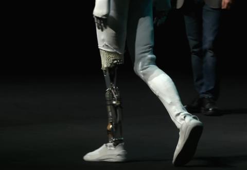 小鹏首款女性机器人现场“脱衣割肉”!历史上第一次机器人证明自己不是人(图6)