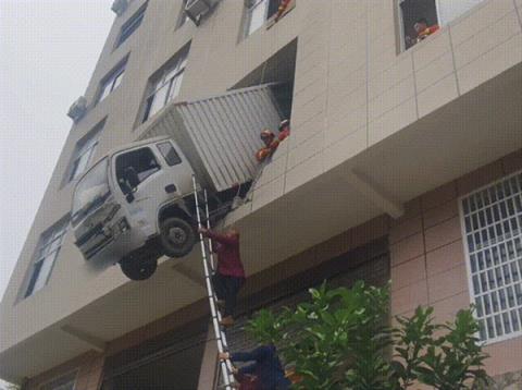 堪比特效大片 货车从大楼穿墙而出 车头悬至15米半空(图3)