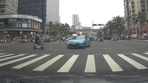 一辆小米SU7转弯时避让行人 因车速过快甩尾撞车(图1)