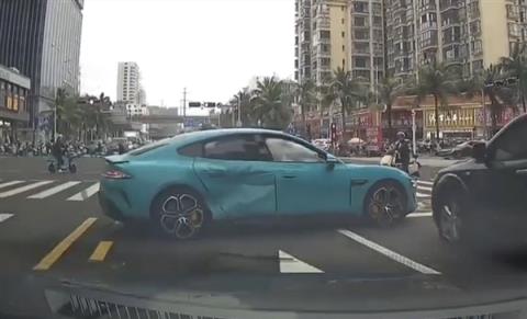 一辆小米SU7转弯时避让行人 因车速过快甩尾撞车(图2)