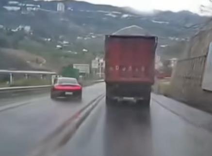 一辆小米SU7转弯时避让行人 因车速过快甩尾撞车(图3)