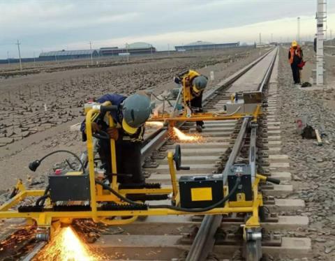 我国铁路道岔尖轨更换装置问世:作业效率提速三倍(图1)