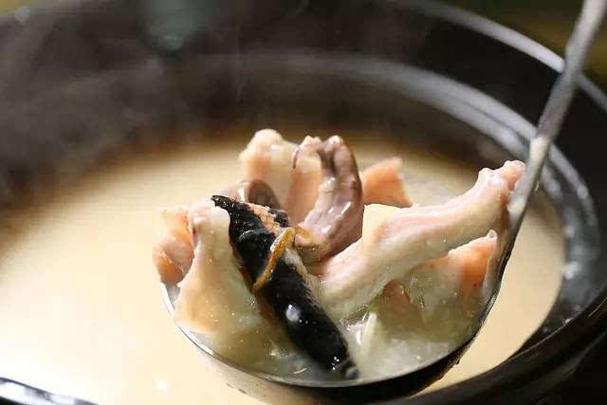 煲水蛇汤需要什么汤料??水蛇煲汤要去皮吗