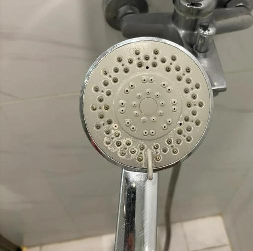 热水器的花洒为什么那么小水垢?热水器的花洒水很小怎么回事