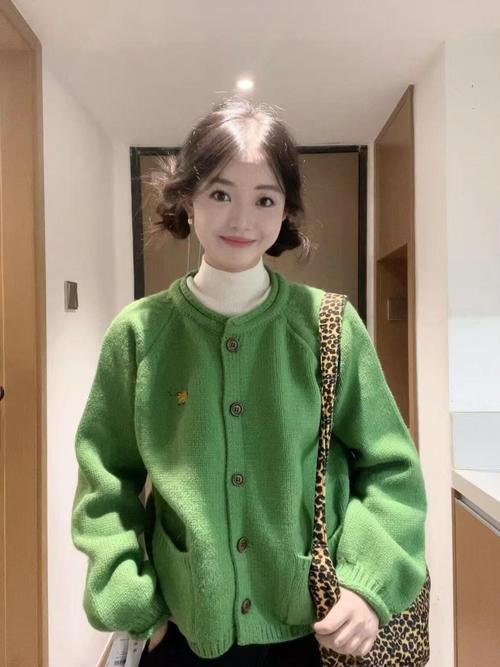 秋香绿的毛衣搭配什么围巾好看？秋香绿毛衣搭配什么颜色好看