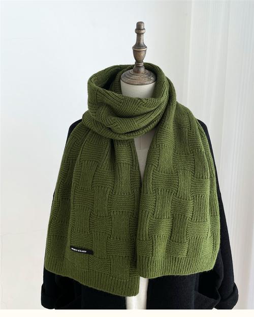 秋香绿的毛衣搭配什么围巾好看?秋香绿毛衣搭配什么颜色好看