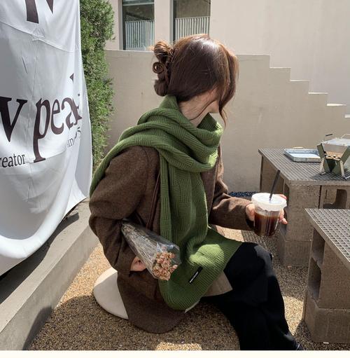 秋香绿的毛衣搭配什么围巾好看?秋香绿毛衣搭配什么颜色好看