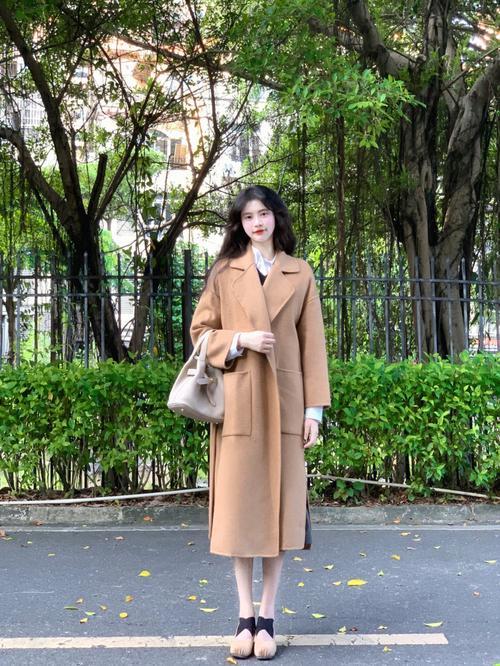 军绿色大衣配焦糖色打底衫可以吗？军绿色大衣配什么颜色的毛衣